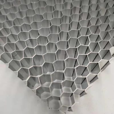 อุตสาหกรรม 48x96 นิ้ว Honeycomb อลูมิเนียม Core ที่ดีเยี่ยม ความแข็งแรงสูง