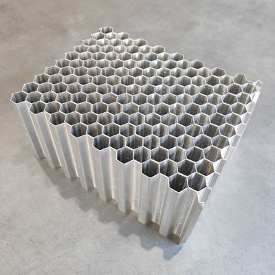 คุณภาพ  Two Piece Adhesive Type Aluminum Honeycomb Core Used In Deformable Crash Test Barriers โรงงาน