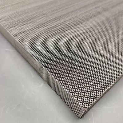 0.8mm ขนาดเซลล์เล็ก แผ่นระบายอากาศเนื้อผึ้งสแตนเลสที่มีความแข็งแรงสูง