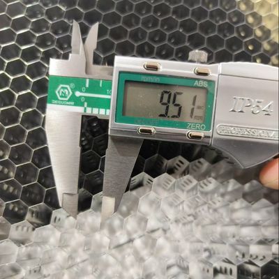 ช่องเจาะ ช่องสล็อต อลูมิเนียม กลีบผึ้ง หน่วยด้านยาว 5.5mm