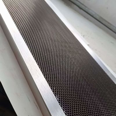 สามารถปรับเปลี่ยนขนาดใหญ่ 1250 * 3000 มม สแตนเลส Honeycomb Core สําหรับเครื่องบินอวกาศ