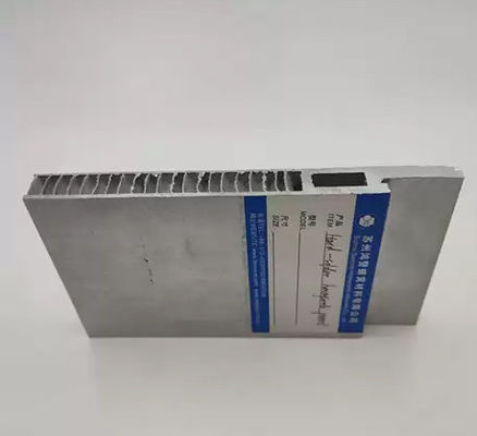 ขนาด 1000 * 2000 มิลลิเมตร แผ่นผงผึ้งอลูมิเนียมที่เชื่อม ใช้ในหลังคาลอยภายใน